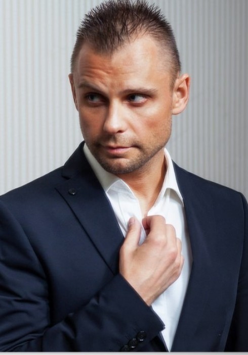 Ведущий, артист Фролов Семён